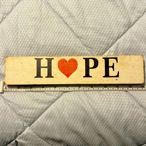 Wooden ‘hope’ sign